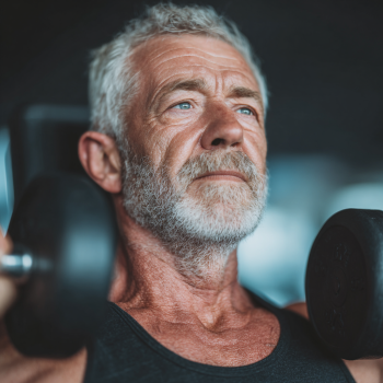 Tapasztalt edző segít idősebb hölgynek gyakorlatokat végezni